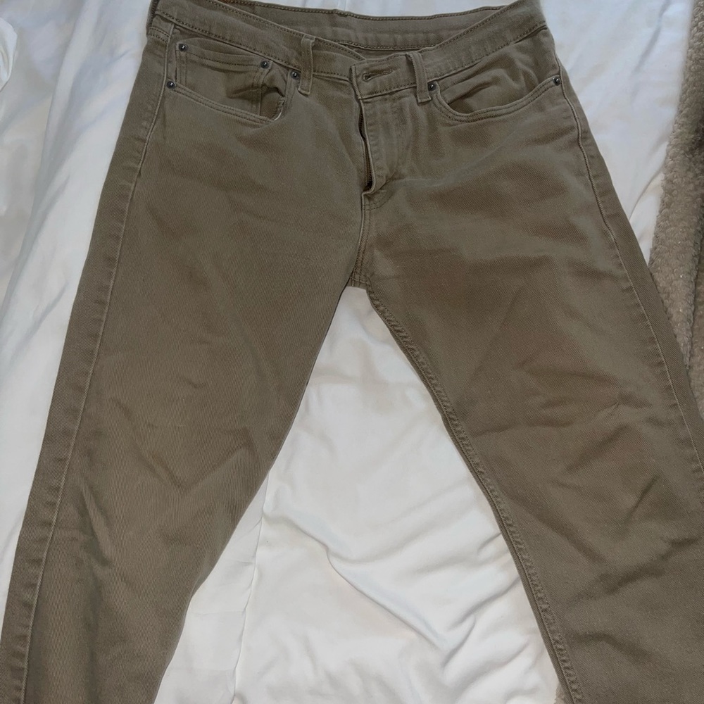 Men’s khaki colored Levi’s 511